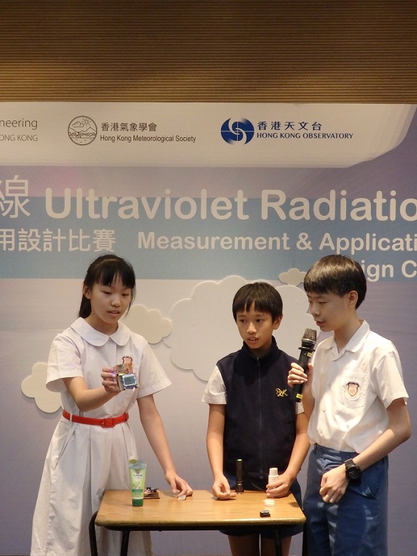 小學組冠軍  保良局西區婦女福利會馮李佩瑤小學 學生介紹其得獎作品