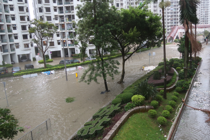 杏花邨一带严重水浸，海水涌入邨内。
