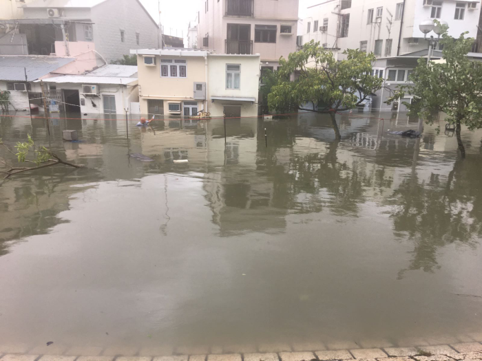 大澳水浸嚴重，部份地區水深及胸。