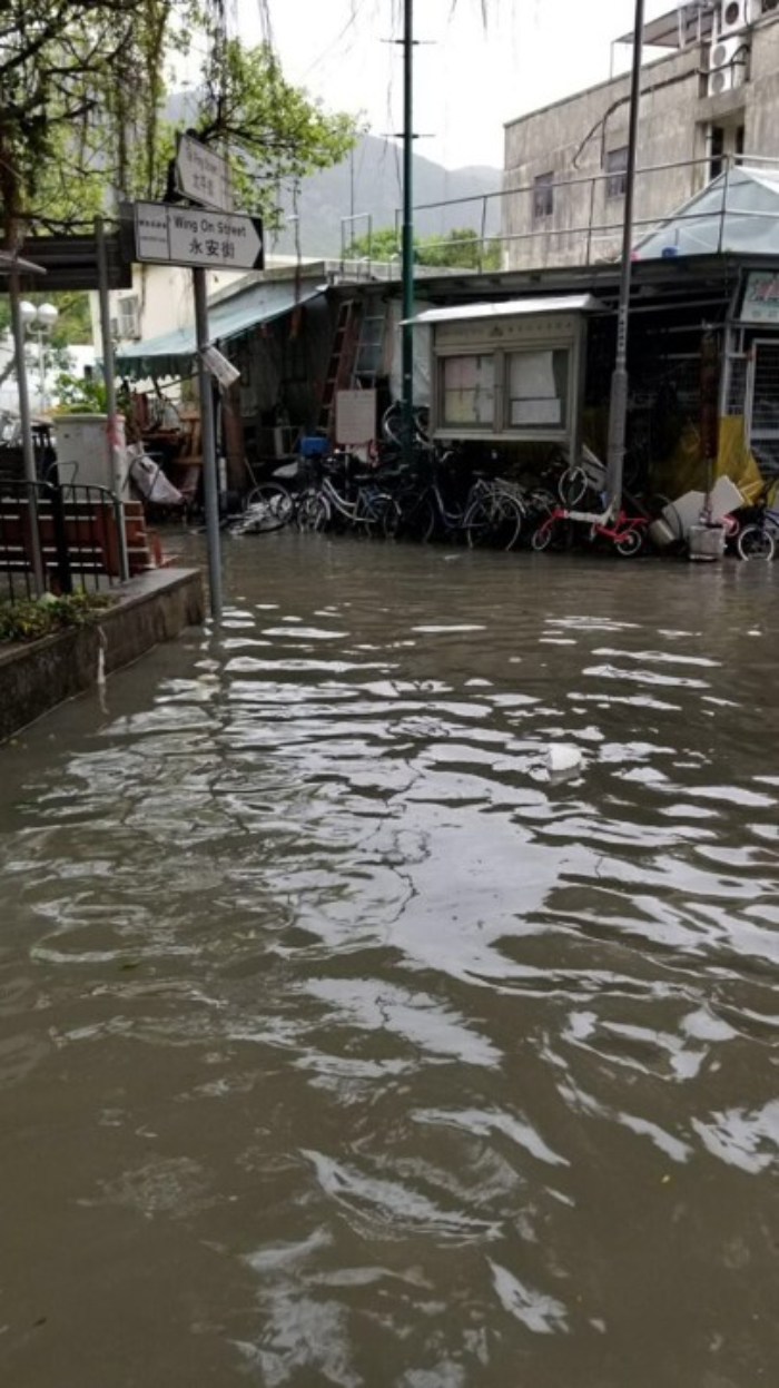 大澳水浸严重，部份地区水深及胸。