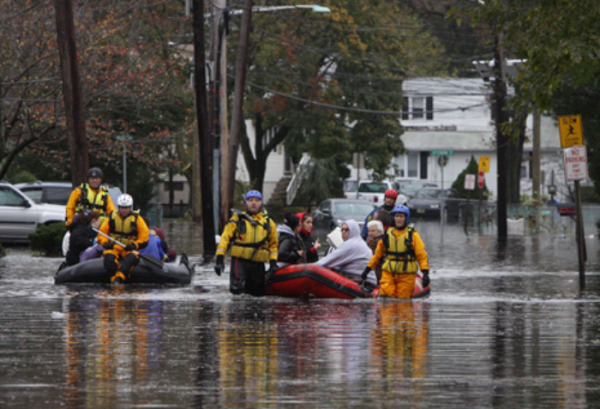 照片、颶風桑迪於二零一二年十月三十日吹襲美國東岸後，居民從新澤西州Little Ferry 鄰近地區疏散。(© AFP (Mehdi Taamallah))