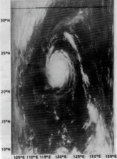  颱風愛茜於一九七五年十月十二日上午9時37分至9時45分的NOAA-4衛星圖像 