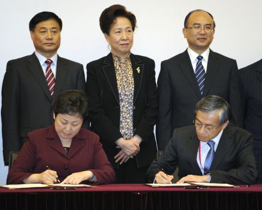 香港天文台台长岑智明(前排右)与深圳市气象局局长王延青（前排左）签署《数值天气预报技术长期合作协议》
