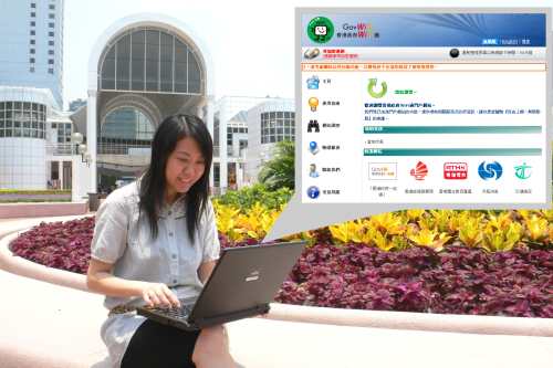 市民在GovWiFi場地利用流動裝置登入「香港政府WiFi通」門戶網站，可即時取得所在地點附近的天氣資料。