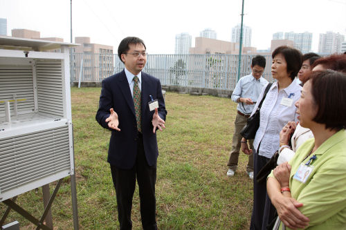 香港天文台台长李本滢博士向嘉宾介绍观塘区自动气象站的仪器。