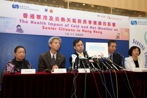 香港天文台台长李本滢博士(中)和长者安居服务协会总干事马锦华(左二)介绍研究结果。