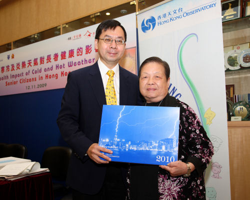 香港天文台台长李本滢博士(左)与「一线通平安钟」用户梁惠如婆婆合照。