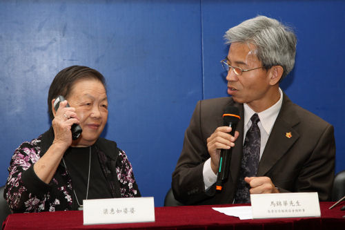 梁惠如婆婆示范接听「耆安铃爱心提提您」信息。