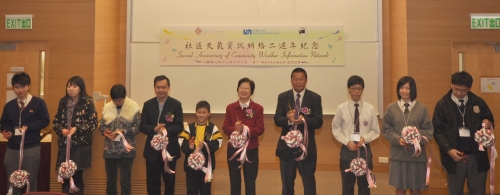 香港天文台台长李本滢（左四）、香港理工大学应用物理学系讲座教授兼系主任陈王丽华（左六）、「社区天气资讯网络」首届执行委员会主席郭志泰（左七）及会员代表主持「社区天气资讯网络」二周年剪彩仪式。