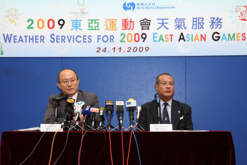 图一、 天文台助理台长卫翰戈(左)和香港滑浪风帆会会长赵不求介绍天文台为2009东亚运动会和滑浪风帆比赛提供的天气服务。
