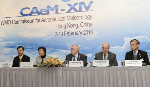 世界气象组织秘书长Michel Jarraud（右二）、航空气象学委员会主席 Carr McLeod（中）、商务及经济发展局局长刘吴惠兰（左二）、香港天文台台长李本滢博士（左一）及香港天文台助理台长兼航空气象学委员会副主席岑智明（右一）主持世界气象组织航空气象学委员会第十四次届会开幕仪式。