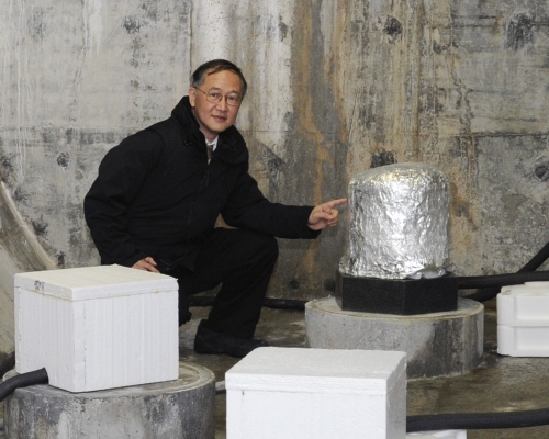 天文台高级科学主任黄永德博士在宝珊地震站介绍宽频地震仪的用途。