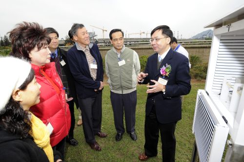 香港天文台台长李本滢博士﹙右﹚向嘉宾介绍深水埗区自动气象站的仪器。