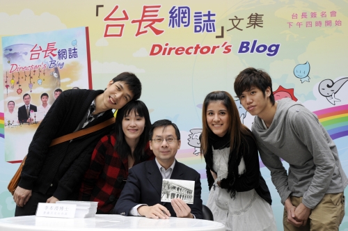 香港天文台台长李本滢（中）在《台长网志》签名会上与市民合照。