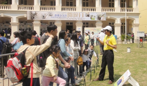天文台职员向市民讲解气象仪器的原理和应用