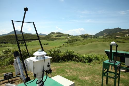 圖左顯示安裝在滘西洲太陽輻射站太陽自動追蹤裝置上，量度太陽直接輻射及太陽漫射輻射的儀器。圖右顯示記錄太陽總輻射的感應器。