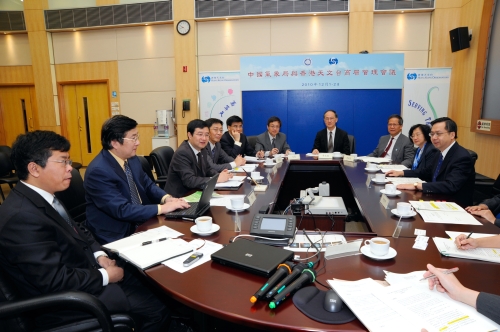 香港天文台台长李本滢博士（右一）及中国气象局副局长沈晓农（左三）出席天文台与中国气象局的高层管理会议。