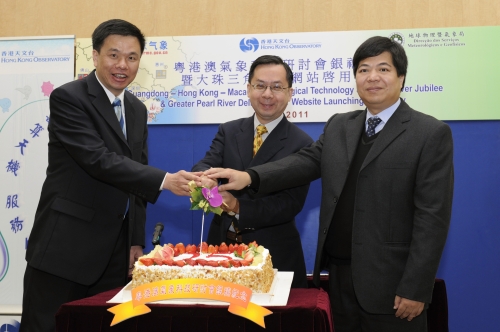 广东省气象局副局长许永锞﹝左﹞、澳门地球物理暨气象局局长冯瑞权﹝右﹞和香港天文台台长李本滢﹝中﹞主持切蛋糕仪式，庆祝粤港澳气象部门合作银禧纪念。