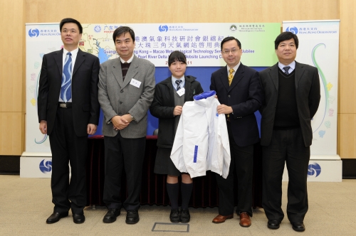 三地气象部门的台长/局长致送纪念品予风采中学周副校长及张同学。