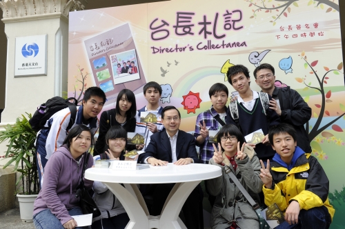 香港天文台台长李本滢（中）在《台长札记》签名会上与市民合照。