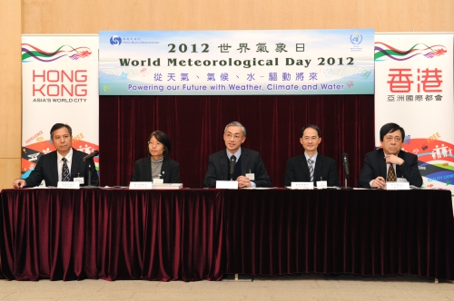 岑台长﹙中﹚在记者招待会上介绍天文台的最新发展