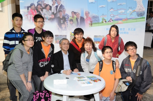香港天文台台长岑智明（左五）在「观天赏云」签名会上与市民合照。