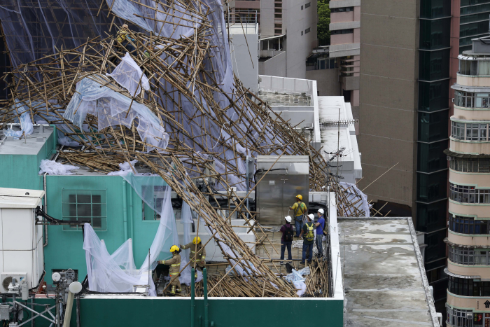 灣仔菲林明道一幢商業大廈外牆一幅棚架倒塌。(相片由中國日報提供)。
