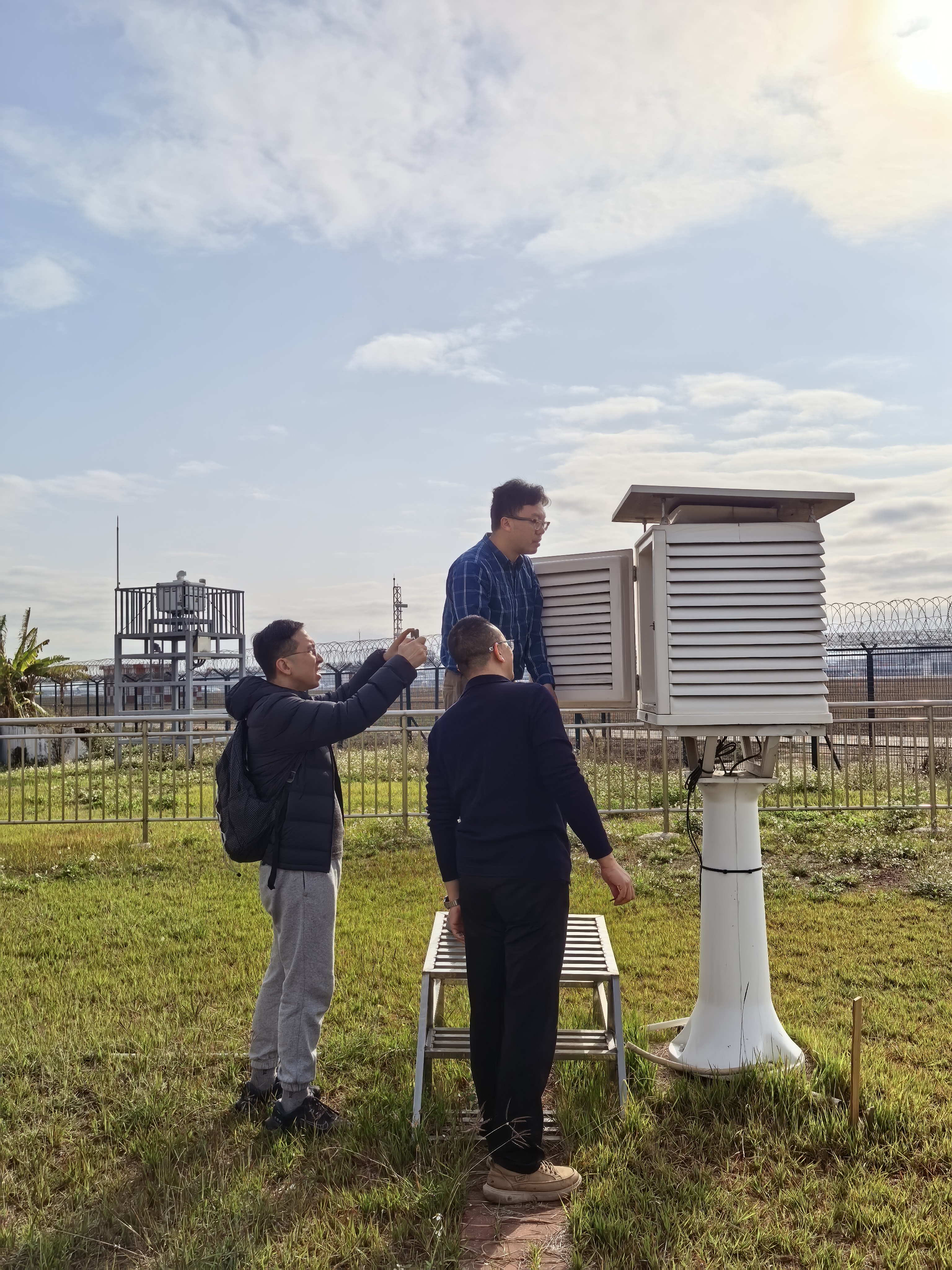 雷達機械師馮健華先生實地考察氣象設備