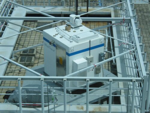 圖示坐落赤鱲角航空交通管制大樓天台的激光雷達。
