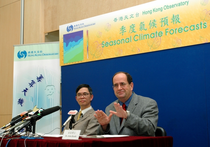 香港天文台助理台长杨继兴先生联同美国加州大学圣迭哥（San Diego）分校气候实验预测中心（Experimental Climate Prediction Center, ECPC）主任路强博士（Dr. John Roads）讲解天文台季度气候预报。