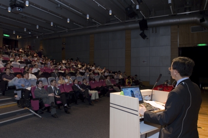圖三： 超過300人參加研討會，情況踴躍