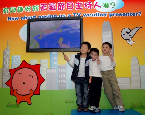 小朋友模仿電視天氣報導員報導當天的天氣