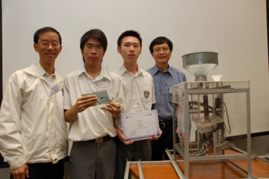 图一: 香港大学工程学院院长吴冬生教授(右一)与香港天文台台长林超英先生(左一)颁奖予高级组冠军-天水围官立中学学生。右前方为高级组冠军的雨量计。