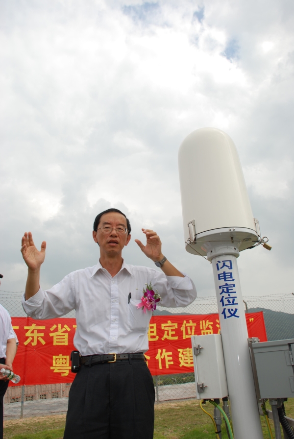 图四: 香港天文台台长林超英先生在惠东闪电定位仪旁为传媒朋友讲解仪器运作原理。