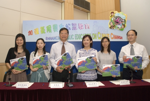 圖一 : 香港天文台、教育局及老師介紹「氣候變化」教材套 (左起分別為德貞女子中學袁潔欣老師、培道中學余巧恩老師、天文台署理助理台長梁榮武先生、教育局首席助理秘書長陳嘉琪博士、伊利沙伯中學舊生會中學許潔玲老師、保良局姚連生中學于建偉老師)