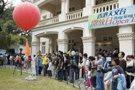 圖一: 一年一度的天文台開放日今年吸引近一萬位市民參觀。
