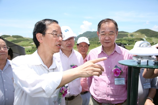 香港天文台台長林超英向嘉賓介紹太陽輻射儀器