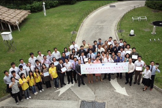 图二:嘉宾和各会员代表一同庆祝「香港社区天气资讯网络」成立一周年。