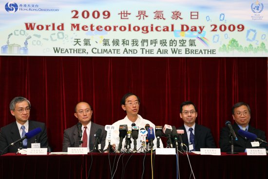 香港天文台台长林超英(中)介绍今年增加的台风等级和二十一世纪香港雨量预测