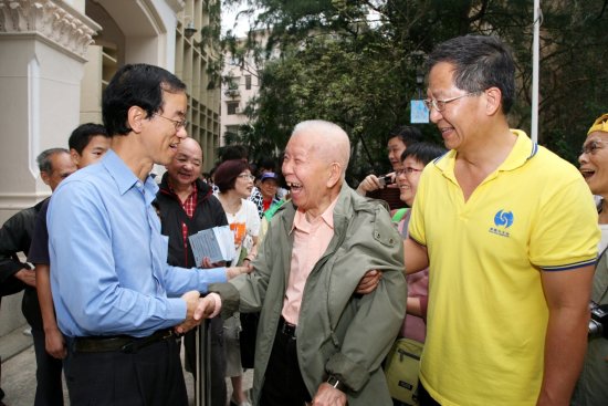 1960年代在天文台工作的舊同事盧根(中)參觀開放日,與台長話當年。