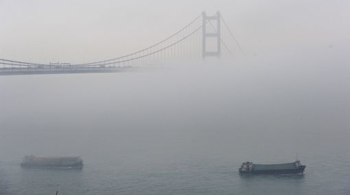 图一.    二月二十三日浓雾下的青马大桥 (图片由「苹果日报」提供)