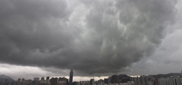 一道飑线在2013年4月30日下午掠过荃湾